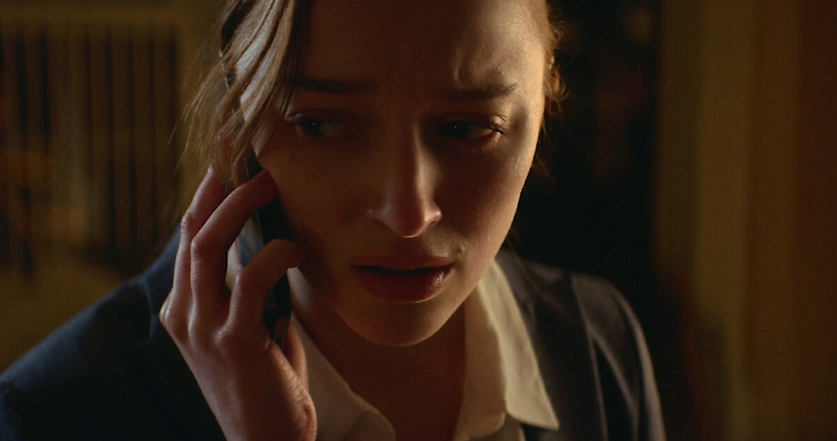 Phoebe Dynevor as Emily in 'Fair Play' on the phone looking distressed.