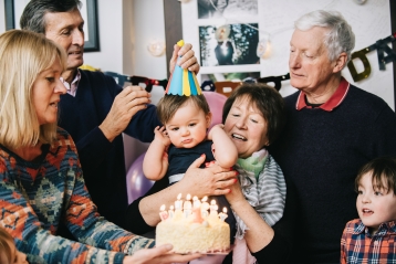 아기의 첫 생일을 축하하는 가족