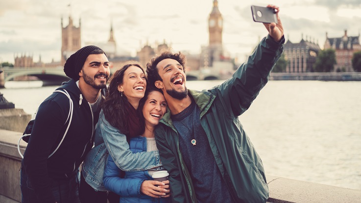 fotografija grupe prijatelja koji se slikaju u Londonu