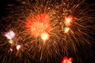 Foto, materiell, befreit, Landschaft, Bild, hat Foto auf Lager,Tama-Fluss Feuerwerk Demonstration, Das Starten von Feuerwerk, natürliche Szene oder Gegenstand, der poetischen Charme der Jahreszeit des Sommers hinzufügt, Signalfeuer, Helligkeit