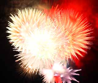 Foto, materiell, befreit, Landschaft, Bild, hat Foto auf Lager,Tama-Fluss Feuerwerk Demonstration, Das Starten von Feuerwerk, natürliche Szene oder Gegenstand, der poetischen Charme der Jahreszeit des Sommers hinzufügt, Signalfeuer, Helligkeit