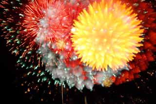 Foto, materiell, befreit, Landschaft, Bild, hat Foto auf Lager,Tama-Fluss Feuerwerk Demonstration, Das Starten von Feuerwerk, natürliche Szene oder Gegenstand, der poetischen Charme der Jahreszeit des Sommers hinzufügt, Signalfeuer, Helligkeit