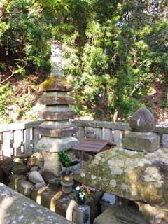 Foto, materiell, befreit, Landschaft, Bild, hat Foto auf Lager,Das Grab von Yoritomo Minamoto, ernst, Turm für die Ruhe der Seelen, Kamakura, Herbst von einem Pferd