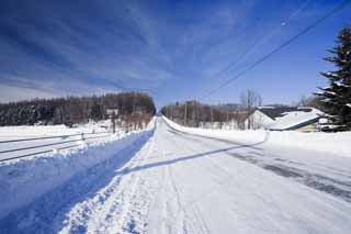 Foto, materiell, befreit, Landschaft, Bild, hat Foto auf Lager,Eine schneebedeckte Straße gerade Linie, Eisige Straßen, blauer Himmel, schneebedecktes Feld, Es ist schneebedeckt