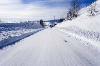 Foto, materiell, befreit, Landschaft, Bild, hat Foto auf Lager,Eine schneebedeckte Straße gerade Linie, Eisige Straßen, blauer Himmel, schneebedecktes Feld, Es ist schneebedeckt