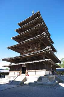 Foto, materiell, befreit, Landschaft, Bild, hat Foto auf Lager,Horyu-ji-Tempel fünf Storeyed-Pagode, Buddhismus, Fünf Storeyed-Pagode, hölzernes Gebäude, blauer Himmel