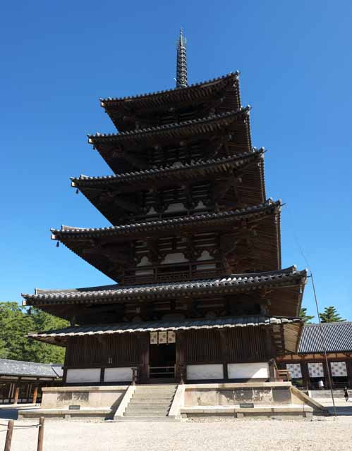 Foto, materiell, befreit, Landschaft, Bild, hat Foto auf Lager,Horyu-ji-Tempel fünf Storeyed-Pagode, Buddhismus, Fünf Storeyed-Pagode, hölzernes Gebäude, blauer Himmel