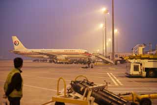 Foto, materiell, befreit, Landschaft, Bild, hat Foto auf Lager,Peking Flughafen Dämmerung, Laufplanke, Startbahn, Düsenflugzeug, Beleuchtung