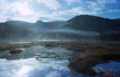 Foto, materiell, befreit, Landschaft, Bild, hat Foto auf Lager,Morgensonnenlicht, Teich, Baum, Berg, Nebel