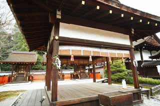 Foto, materiell, befreit, Landschaft, Bild, hat Foto auf Lager,Shimogamo Shrine Gesellschaft Mitsui Corporation, Eine Opferungskiste, hölzernes Gebäude, rotes Paar von Steinhüterhunden, Metallzubehör des Geldes