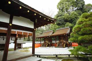 Foto, materiell, befreit, Landschaft, Bild, hat Foto auf Lager,Shimogamo Shrine Gesellschaft Mitsui Corporation, Eine Opferungskiste, hölzernes Gebäude, rotes Paar von Steinhüterhunden, Metallzubehör des Geldes