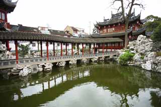 Foto, materiell, befreit, Landschaft, Bild, hat Foto auf Lager,Yuyuan-Garten, Joss Hausgarten, bedachter Durchgang, der Gebäude in Verbindung bringt, Chinesischer Essensstil, Teich