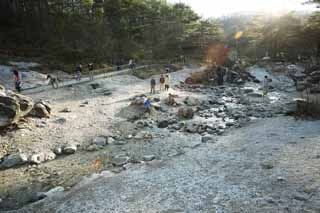 Foto, materiell, befreit, Landschaft, Bild, hat Foto auf Lager,Ein Flussufer vom Kusatsu heißer Frühlingswesten, Stein, heißer Frühling, Schwefel, Buddhistischer Dienst für hatte eine Fehlgeburt Kinder