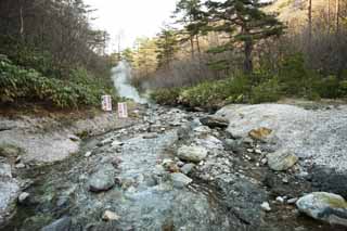 Foto, materiell, befreit, Landschaft, Bild, hat Foto auf Lager,Ein Flussufer vom Kusatsu heißer Frühlingswesten, Stein, heißer Frühling, Schwefel, Buddhistischer Dienst für hatte eine Fehlgeburt Kinder