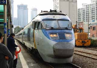 photo,material,free,landscape,picture,stock photo,Creative Commons,A Korean railroad, platform, An express, vehicle, train