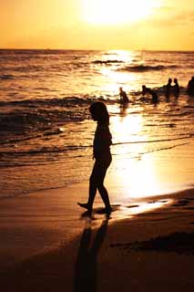 photo,material,free,landscape,picture,stock photo,Creative Commons,Girl playing in the setting sun, , , , 