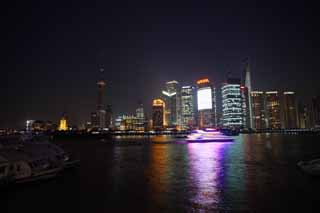 foto,tela,gratis,paisaje,fotografía,idea,Una vista de noche de Shangai, Tren de pelota de luz de este de reloj; una torre, Río, Neón, Lo enciendo