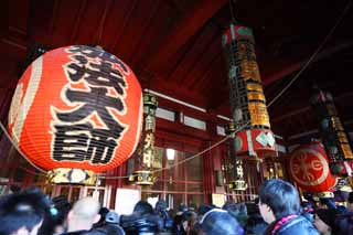 photo, la matière, libre, aménage, décrivez, photo de la réserve,Kawasakidaishi Omoto temple, La visite de nouvelle année à un temple shintoïste, adorateur, Le Bouddhisme propageant Grand Professeur, lanterne