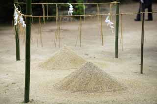 photo, la matière, libre, aménage, décrivez, photo de la réserve,C'est un temple shintoïste sandpile de cérémonie dans Uji, Sable du nettoyage, Shintoïsme, sandpile de cérémonie, esprit-demeurer objet