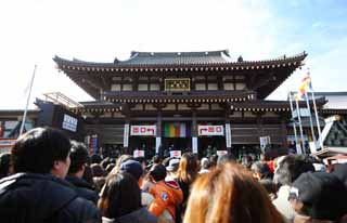 Foto, materieel, vrij, landschap, schilderstuk, bevoorraden foto,Kawasakidaishi Omoto tempel, Nieuw bezoek van Jaar naar een Shinto heiligdom, Worshiper, Grote congestie, De heuvelrug van de chrysant knippatroon