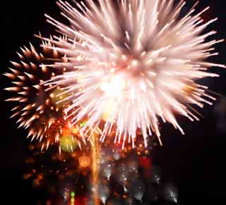 Foto, materiell, befreit, Landschaft, Bild, hat Foto auf Lager,Tama-Fluss Feuerwerk Demonstration, Das Starten von Feuerwerk, natürliche Szene oder Gegenstand, der poetischen Charme der Jahreszeit des Sommers hinzufügt, Signalfeuer, Helligkeit