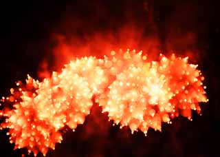 Foto, materiell, befreit, Landschaft, Bild, hat Foto auf Lager,Tama-Fluss Feuerwerk Demonstration, Das Starten von Feuerwerk, natürliche Szene oder Gegenstand, der poetischen Charme der Jahreszeit des Sommers hinzufügt, Signalfeuer, Helligkeit