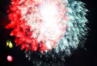 Foto, materiell, befreit, Landschaft, Bild, hat Foto auf Lager,Tama-Fluss Feuerwerk Demonstration, Das Starten von Feuerwerk, natürliche Szene oder Gegenstand, der poetischen Charme der Jahreszeit des Sommers hinzufügt, Signalfeuer, Helligkeit