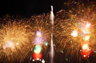 Foto, materiell, befreit, Landschaft, Bild, hat Foto auf Lager,Tama-Fluss Feuerwerk Demonstration, Das Starten von Feuerwerk, natürliche Szene oder Gegenstand, der poetischen Charme der Jahreszeit des Sommers hinzufügt, Signalfeuer, Helligkeit