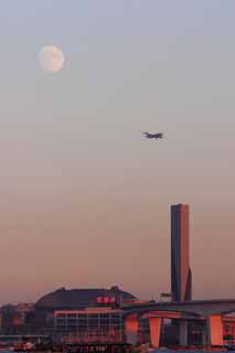 fotografia, materiale, libero il panorama, dipinga, fotografia di scorta,Luna ed un aeroplano, aeroplano, luna, costa di baia, crepuscolo di sera