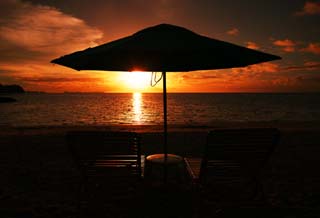 foto,tela,gratis,paisaje,fotografía,idea,Una playa confidencial del sol poniente, Sombrilla, Playa arenosa, El sol poniente, Silueta