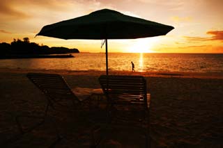 foto,tela,gratis,paisaje,fotografía,idea,Una playa confidencial del sol poniente, Sombrilla, Playa arenosa, El sol poniente, Silueta