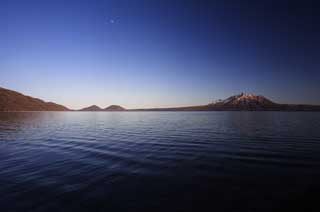 foto,tela,gratis,paisaje,fotografía,idea,Tiempo de Lake Shikotsu - ko, Lago, Lo hago, y es el arte de lago, Orilla, Las montañas cubiertas de nieve