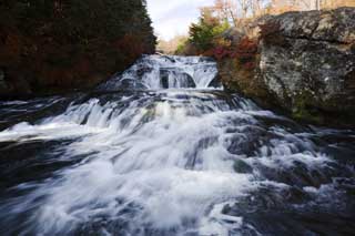 Foto, materiell, befreit, Landschaft, Bild, hat Foto auf Lager,Ein Herbst schnell fließender Strom, Wasserfall, Strömung, Wasser, Fluss