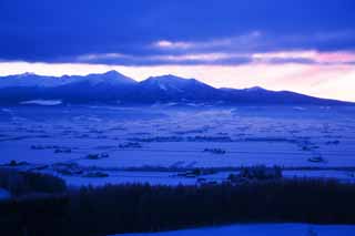 photo,material,free,landscape,picture,stock photo,Creative Commons,The daybreak of Furano, snowy field, mountain, tree, field