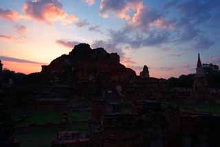 foto,tela,gratis,paisaje,fotografía,idea,Anochecer de Wat Phra Mahathat, La herencia cultural de mundo, Buddhism, Las ruinas, Sobras de Ayutthaya