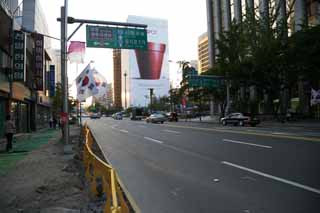 photo, la matière, libre, aménage, décrivez, photo de la réserve,Ligne de maisons le long d'une rue de ville de Myondong, signe de la circulation, Asphalte, publicité de la surface du mur, République de drapeau de Corée