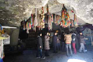 Foto, materiell, befreit, Landschaft, Bild, hat Foto auf Lager,Zeniarai-benten Shrine tief-setzte Schrein, Schnur eines tausend gefalteten Papieres reckt den Hals, Höhle, Frau des Hauptzen-Priesters, Profitabel