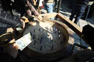 Foto, materiell, befreit, Landschaft, Bild, hat Foto auf Lager,Zeniarai-benten Shrine erzürnt Halter, Ein Weihrauchstock, Asche, Frau des Hauptzen-Priesters, Profitabel