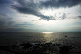 photo,material,free,landscape,picture,stock photo,Creative Commons,The sea of Enoshima, cloud, The horizon, Brightness, The sun