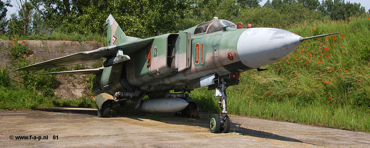 Mikoyan-Gurevich MiG-23MF     01       c/n 0390217152/1231   Pápa 09-06-2004