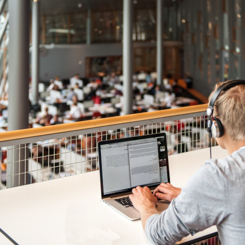 Student achter laptop