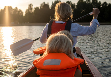 familie sitter i en båt og padler