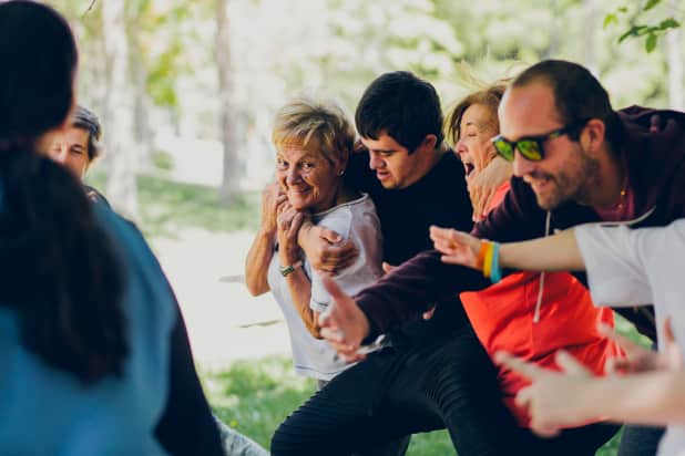 Grupo de gente abrazada y gritando