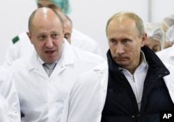 Businessman Yevgeny Prigozhin (left) with Russian President Vladimir Putin. The Russian tycoon has been identified as one of the main financiers behind the Vagner company.