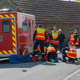 Photo de pompiers en intervention sur un accident de la route