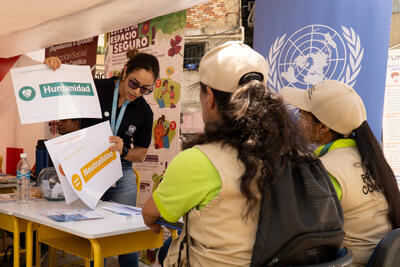 Community members in Petare in Venezuela's Miranda State, participate in a workshop on humanitarian principles during a commemoration of World Humanitarian Day. Photo: OCHA/Clara González 