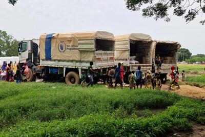 Humanitarian aid is distributed to communities displaced by flooding at the Milezi site in Ndjamena, Chad.