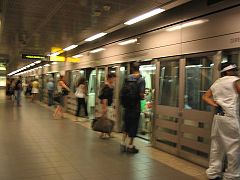 Vue d'un quai de la station de métro Arènes