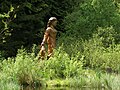 Beeld van Vrouw Holle bij de Frau-Holle-Teich op de Hohe Meißner