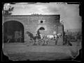 Vue d'ensemble de M. Montano conduisant sa voiture dans la cour d'une ferme, Gémil, 1881